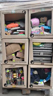 plusieurs cartons empilés les uns sur les autres sur une palette