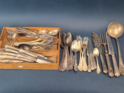 beaucoup d'argenterie dans une boîte en bois posée sur une table