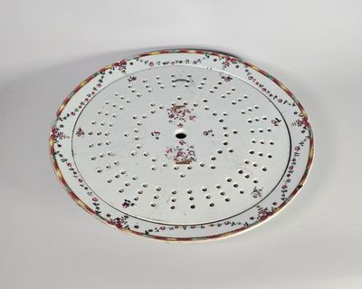 une image représentant une assiette blanche ornée d'un motif floral