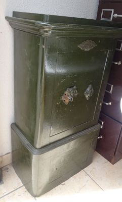 une armoire verte dans un coin de la pièce