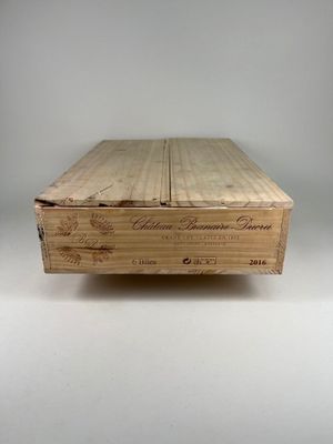 La boîte est en bois et porte une étiquette.