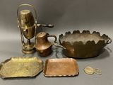 Plusieurs objets anciens en laiton sont exposés sur une table