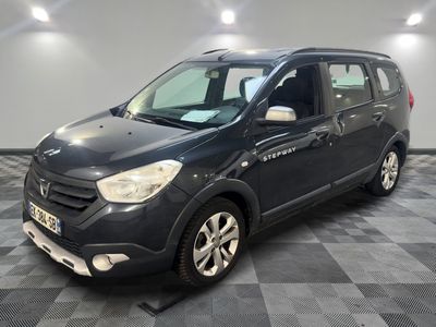 la voiture grise est garée dans le garage sur un sol en damier