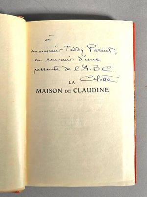 un livre ouvert avec une écriture dessus, posé sur une table