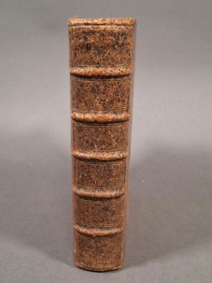 un grand vase marron posé sur une table