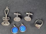cinq paires de boutons de manchette en argent et une paire de boutons de manchette bleus