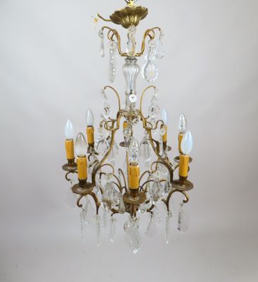 un lustre doré à cinq lumières suspendu au plafond