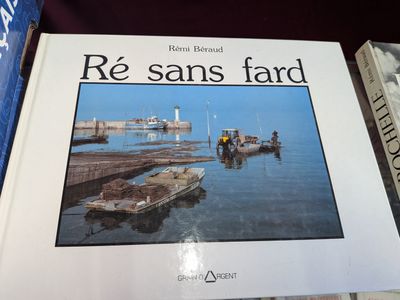 une photo d'un livre posé sur une table