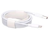 une image montrant un gros plan d'un câble blanc branché à un chargeur