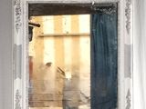 une photo du reflet d'une personne dans un miroir