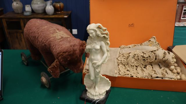 Ours à roulettes (mauvais état), sculpture « femme » en résine, b...
