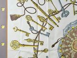 a picture of a scarf with a bunch of keys on it