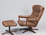 une photo d'un fauteuil en cuir marron muni d'un repose-pieds et d'un tabouret