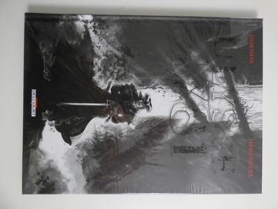une photo en noir et blanc d'un homme à moto