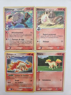 quatre cartes Pokémon aux motifs variés, posées sur une surface blanche