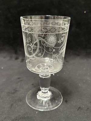 un verre orné d'un motif, posé sur une table