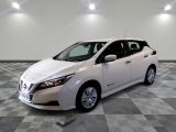 La Nissan Leaf blanche est garée sur un sol en carrelage à damier.