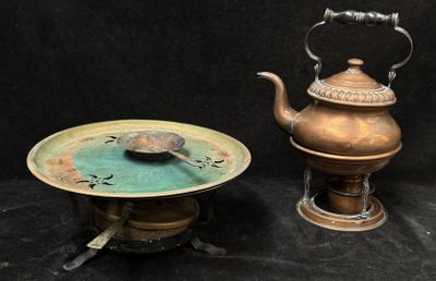 une théière et une bouilloire posées sur une table