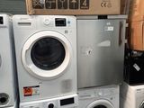 une pile de machines à laver et un sèche-linge dans un entrepôt