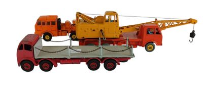 un camion jouet avec une grue attachée à son dos
