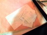 une paire de ciseaux posée sur une pile de papiers