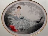 une photo d'une femme en robe bleue, assise sur un banc