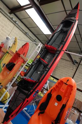 de nombreux kayaks exposés dans une grande salle