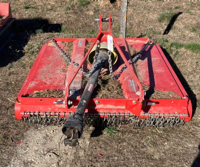une machine rouge qui est posée par terre