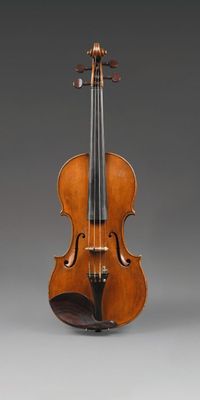 un vieux violon posé sur un chevalet, sur fond gris
