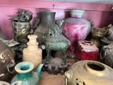 de nombreux vases différents sur la table de cette pièce