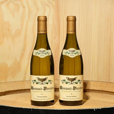 deux bouteilles de vin posées sur un tonneau