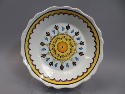 Assiette à bords chantournés en faïence polychrome, décor géométrique  - Photo 1