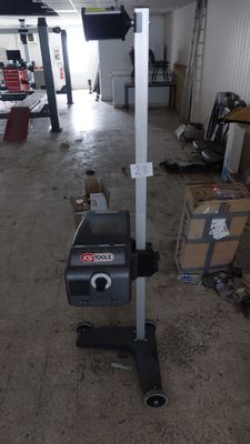 une photo d'un garage dans lequel se trouve une machine