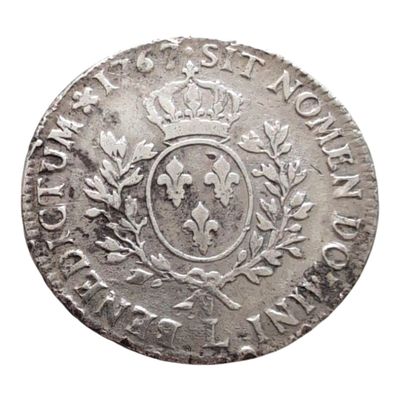 Gros plan sur une pièce de monnaie ornée d'une couronne