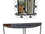 une table sur laquelle se trouvent un miroir et une plante