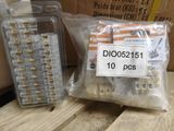 deux paquets de composants électroniques posés sur une table en bois