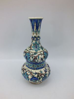 vase bleu et blanc orné d'un motif floral sur le fond
