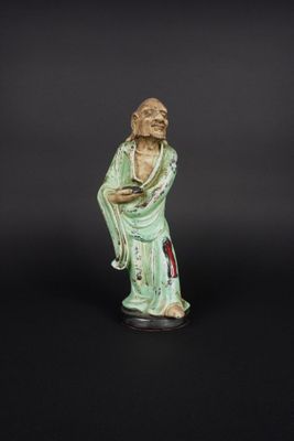 Statuette de luohan en porcelaine.