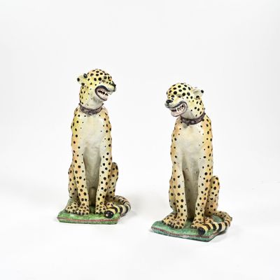 paire de figurines de guépards en céramique, milieu du XXe siècle