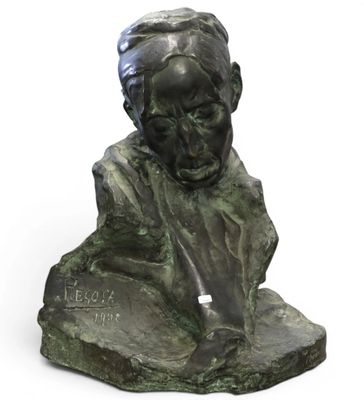 une image représentant un buste en bronze d'un homme assis sur un rocher