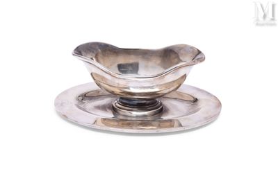 une assiette en argent avec une soucoupe posée dessus