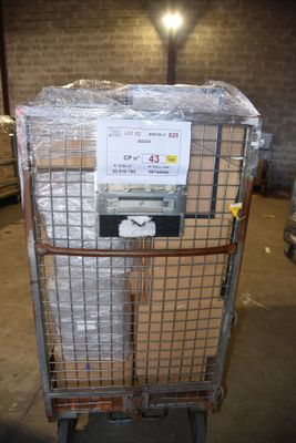 un chariot sur lequel sont empilées de nombreuses boîtes
