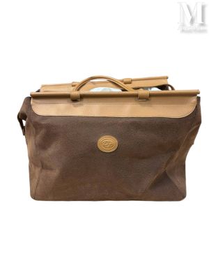 une image représentant un sac marron et beige sur fond blanc