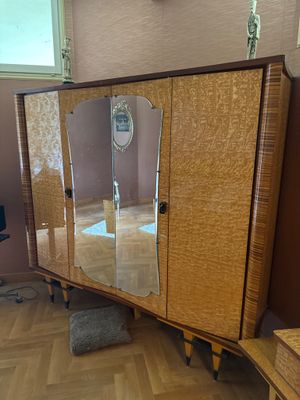 un miroir fixé sur le côté d'une armoire dans une pièce