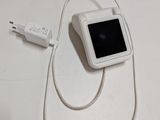 une photo d'un téléphone portable branché à un chargeur posé sur une table