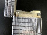 un briquet posé sur une table