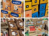 plusieurs photos de boîtes de café et de sachets de café dans un magasin