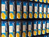 de nombreuses boîtes de conserves sur les rayons du magasin