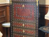 une grande commode dans un coin de la pièce