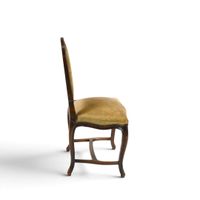 Chaise en bois mouluré, repose sur quatre pieds réunis par u… (photo 2)